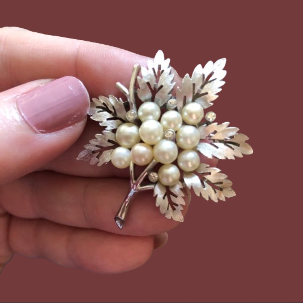 Vintage silvertone Crown Trifari MCM leaf branch brooch faux pearls glam
